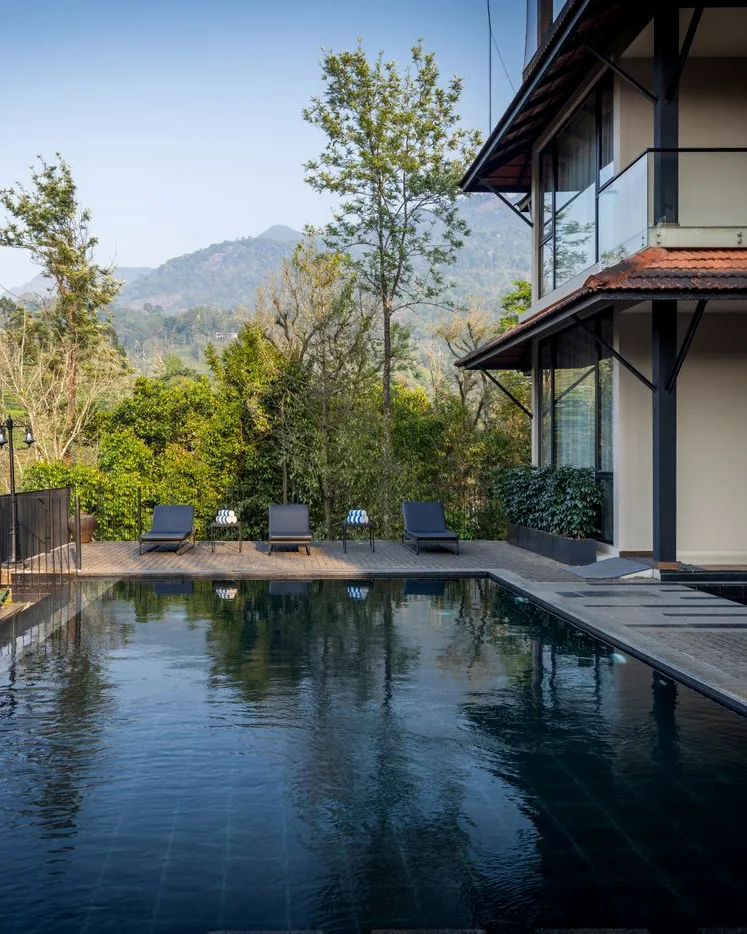 Casa con piscina infinita rodeada de colinas verdes