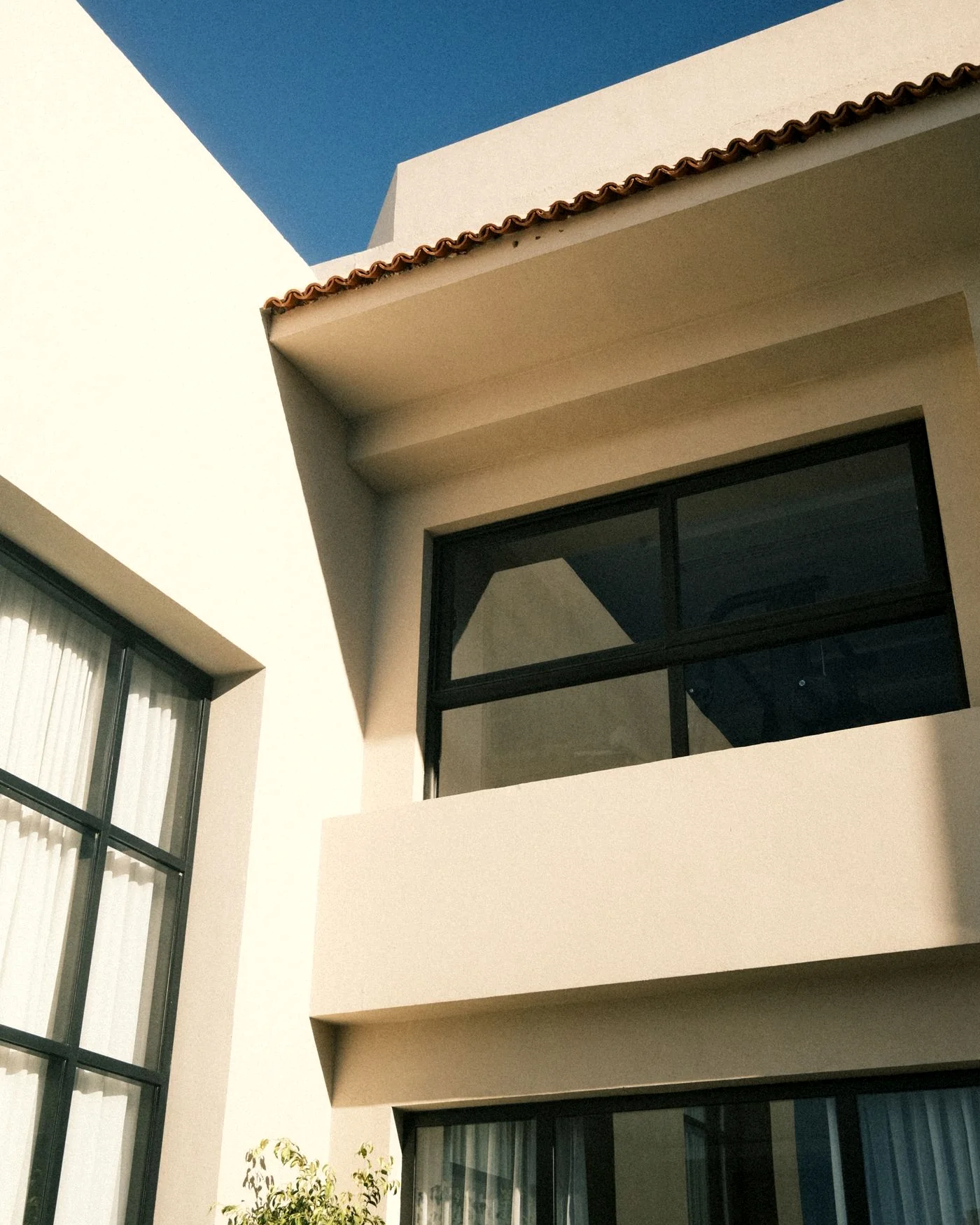 Detalle arquitectónico de fachada contemporánea en tonos crema